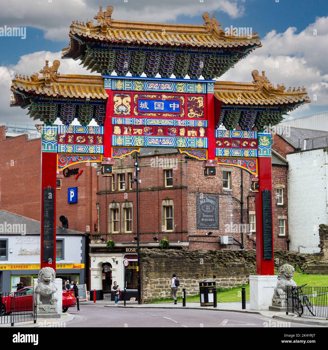 Newcastle-upon-Tyne, England, Vereinigtes Königreich.  Chinatown Eingangsbogen, St. Andrews Street. Stockfoto