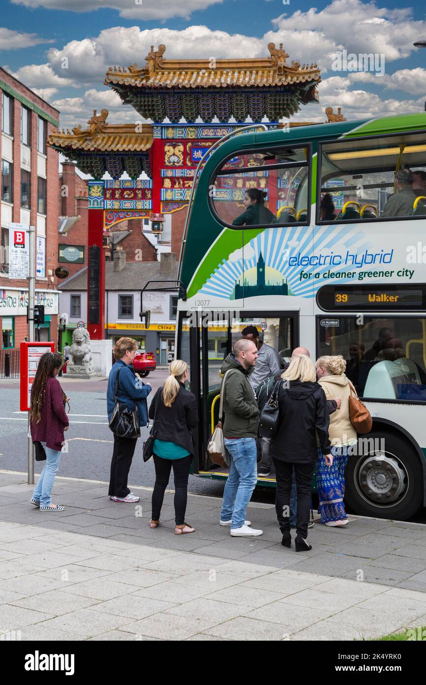 Newcastle-upon-Tyne, England, Vereinigtes Königreich.  Fahrgäste einsteigen Electric Hybrid City Bus von St. Andrews Street Eingang zu Chinatown. Stockfoto