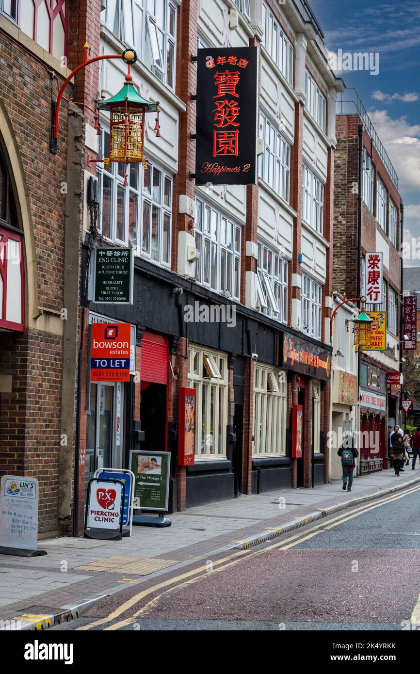 Newcastle-upon-Tyne, England, Vereinigtes Königreich.  Chinatown Straßenszene. Stockfoto