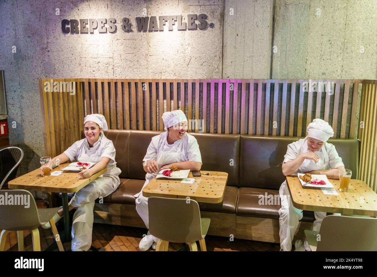 Bogota Kolumbien, Santa Fe Museo de Arte Moderno de Bogota MAMBO Koch Modern Art Museum of Bogota Crepes & Waffeln innen, Restaurant Resta Stockfoto