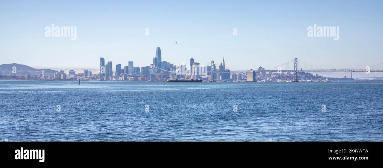 Beim Spaziergang durch den Middle Harbor Shoreline Park können Sie Schiffe sehen, die zum Hafen von Oakland ankommen, mit herrlichem Blick auf San Francisco im b Stockfoto