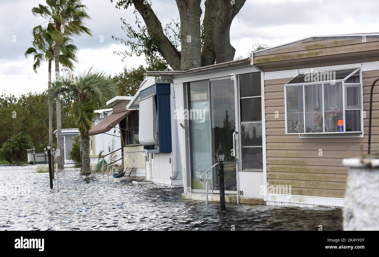 St. Cloud, Usa. 04. Oktober 2022. Der Jade Isle Mobile Home Park in Seen überflutet in St. Cloud. Die Bewohner der Gemeinde wurden aufgrund des Anstiegs des Wasserspiegels nach dem Orkane Ian freiwillig evakuiert. (Foto von Paul Hennessy/SOPA Images/Sipa USA) Quelle: SIPA USA/Alamy Live News Stockfoto