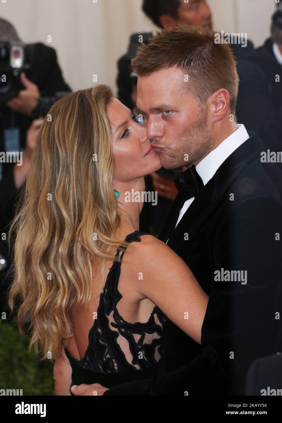 Model Gisele Bundchen (L) und NFL-Spieler Tom Brady nehmen an der Gala des Kostüminstituts „Charles James: Beyond Fashion“ im Metropolitan Museum of Art Teil Stockfoto