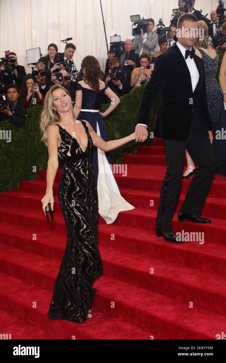 Model Gisele Bundchen (L) und NFL-Spieler Tom Brady nehmen an der Gala des Kostüminstituts „Charles James: Beyond Fashion“ im Metropolitan Museum of Art Teil Stockfoto