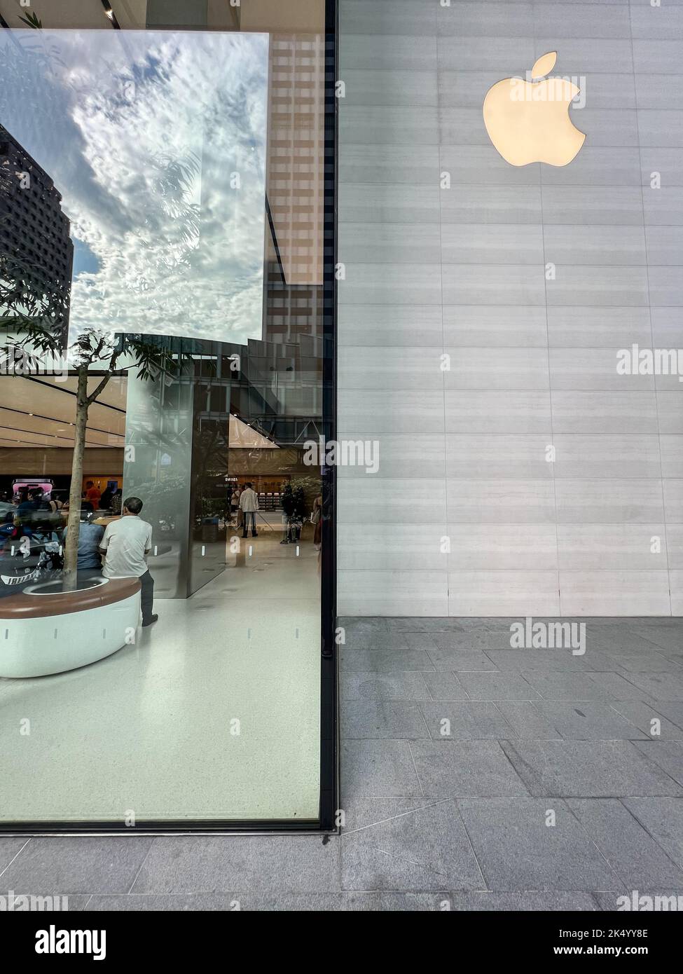 Gegenüberstellung von Außen- und Innenarchitektur des Apple Flagship Stores entlang der Orchard Road, Singapur Stockfoto