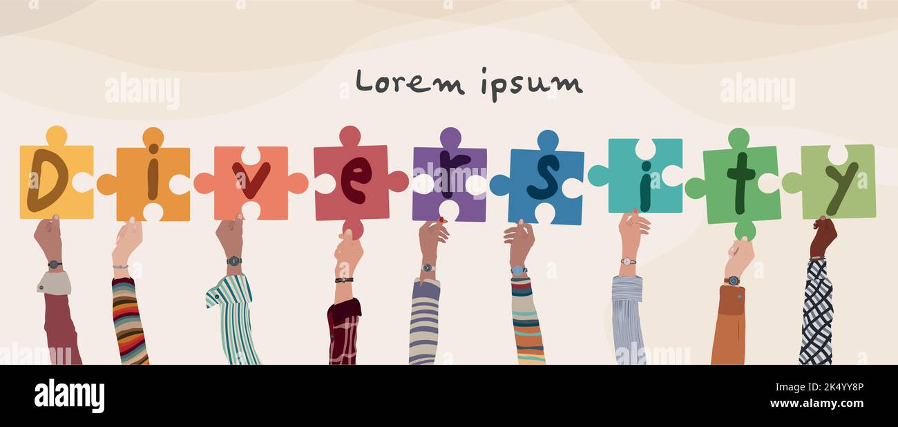 Hände erhoben Gruppe von verschiedenen und multikulturellen Menschen halten Puzzleteile mit Buchstaben bilden das Wort -Vielfalt-. Konzept der Rassengleichheit. Stock Vektor