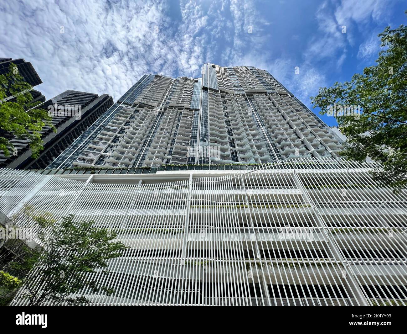 Architektonisches Design eines Hochhauswohnsitzes in Queens Peal in Singapur. Stockfoto