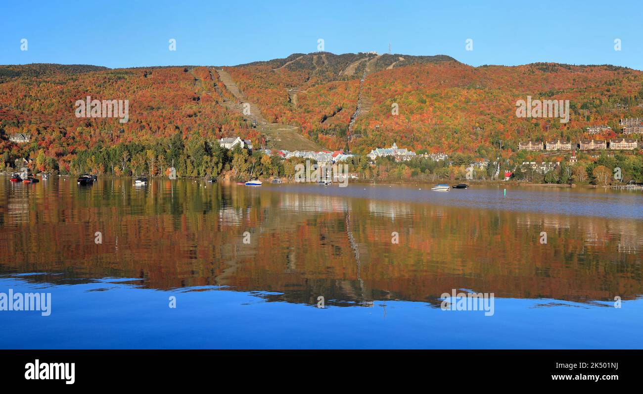 Panoramablick auf die Herbstfarben des Mont Tremblant, Kanada Stockfoto