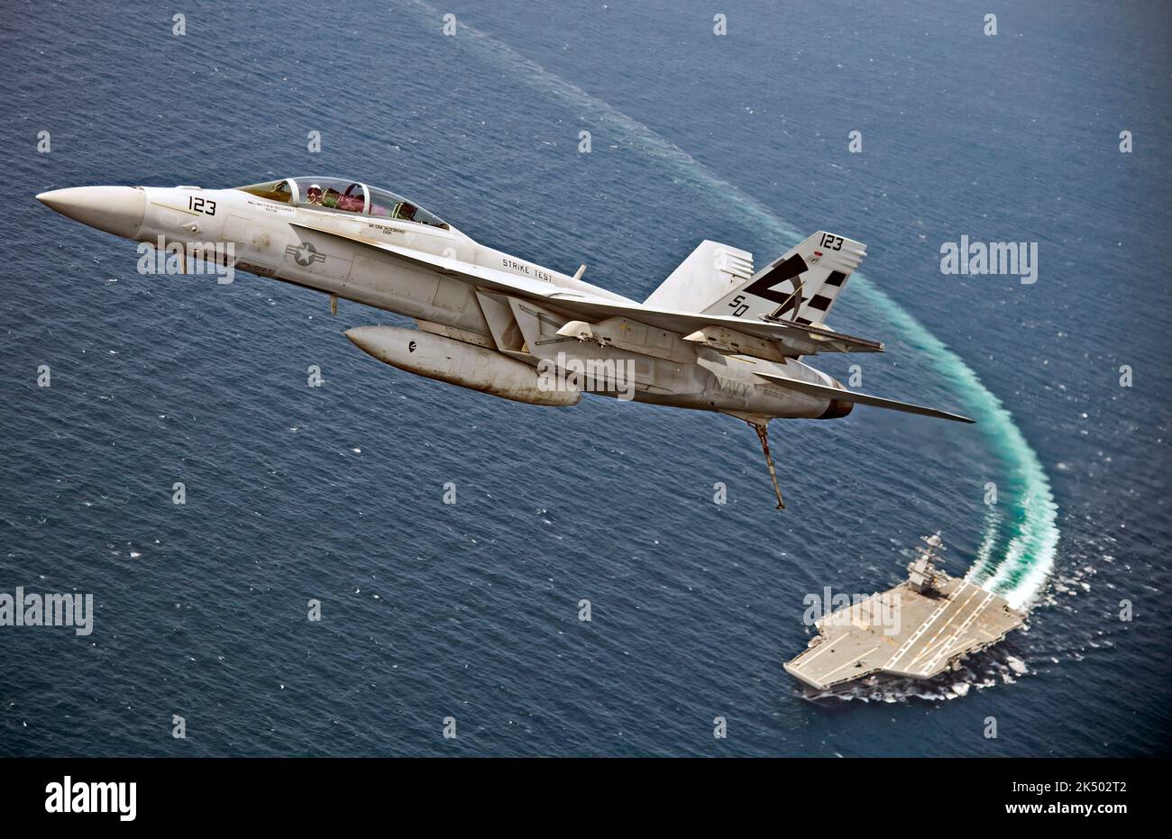 ATLANTISCHER OZEAN (28. Juli 2017) eine F/A-18F Super Hornet, die dem Lufttest- und Evaluierungs-Squadron (VX) 23 zugewiesen wurde, fliegt über den Flugzeugträger USS Gerald R. Ford (CVN 78). Der Flugzeugträger führt derzeit Test- und Evaluierungsoperationen durch. (USA Navy Foto von Erik Hildebrandt/veröffentlicht) Stockfoto