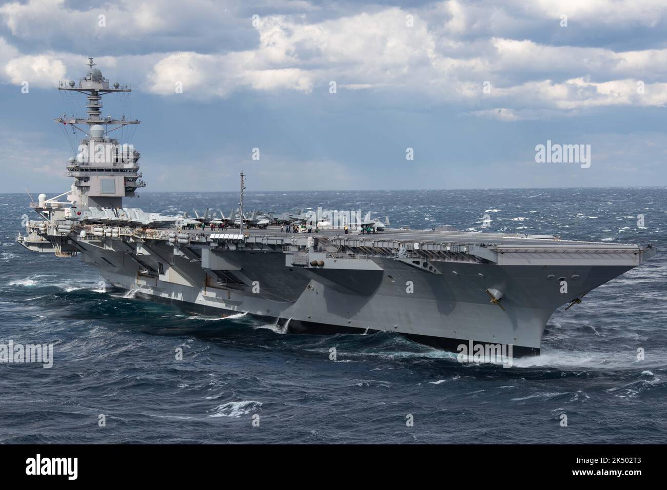 ATLANTIK (26. März 2022) der Flugzeugträger USS Gerald R. Ford (CVN 78) durchfährt den Atlantik, 26. März 2022. Gerald R. Ford führt im Atlantischen Ozean die Flugdeck-Zertifizierung und die Qualifizierung von Luftflügelträgern während der shipÕs Tailored Basic-Phase vor dem operativen Einsatz durch. (USA Navy Foto von Mass Communication Specialist 3. Class Jackson Adkins) Stockfoto