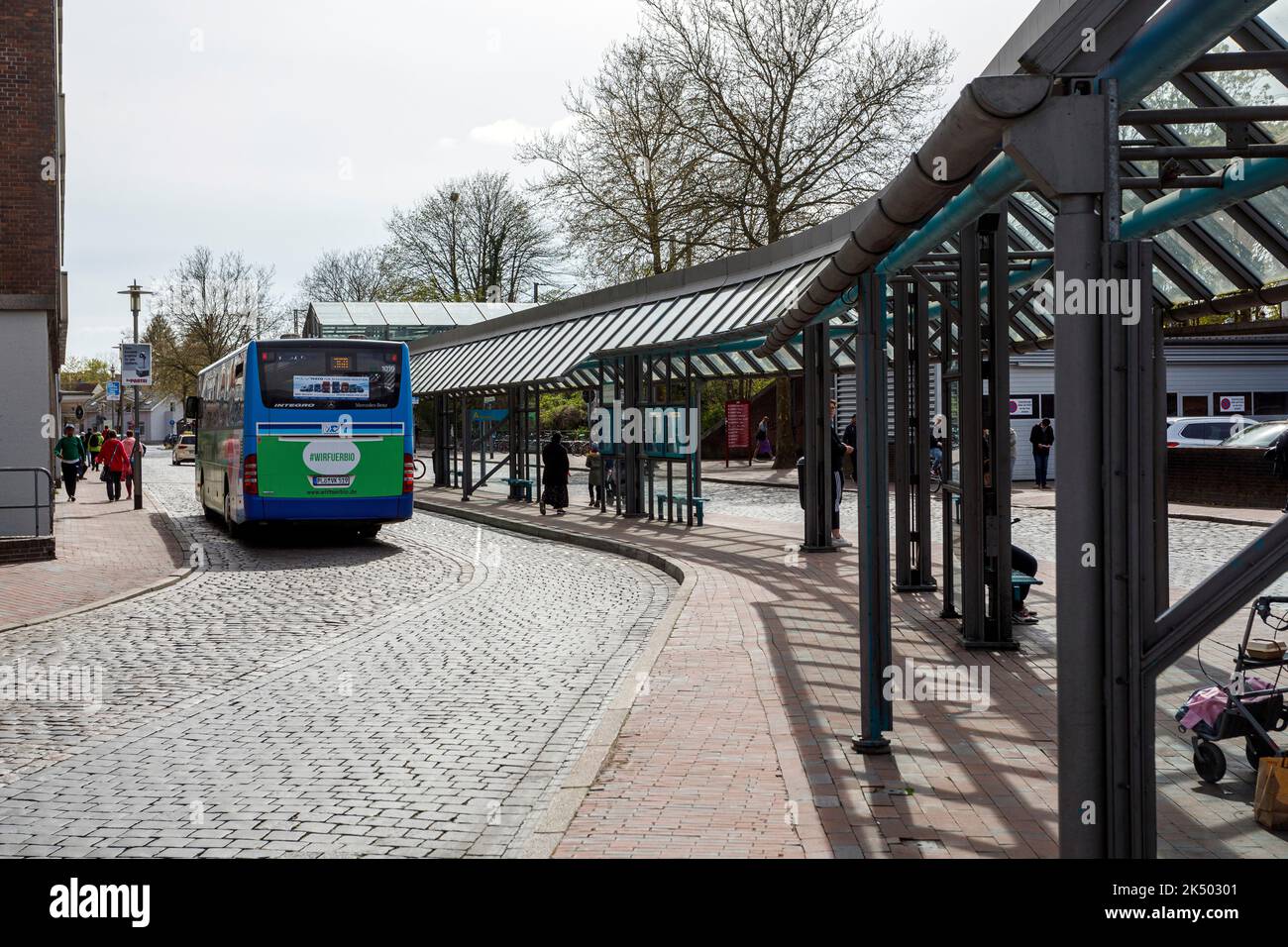 Zentraler Busbahnhof am Bahnhof Neumünster Stockfoto