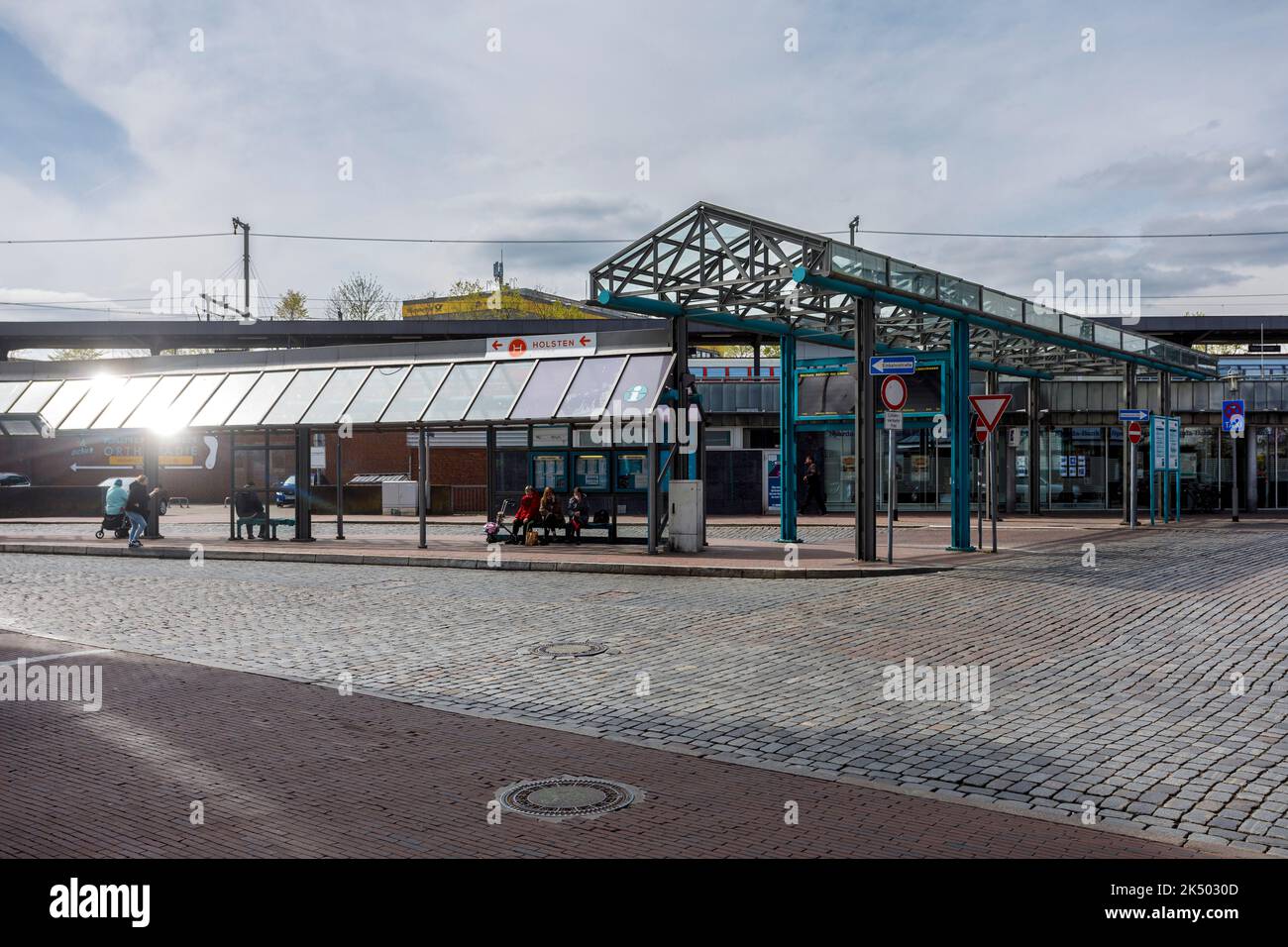Zentraler Busbahnhof am Bahnhof Neumünster Stockfoto