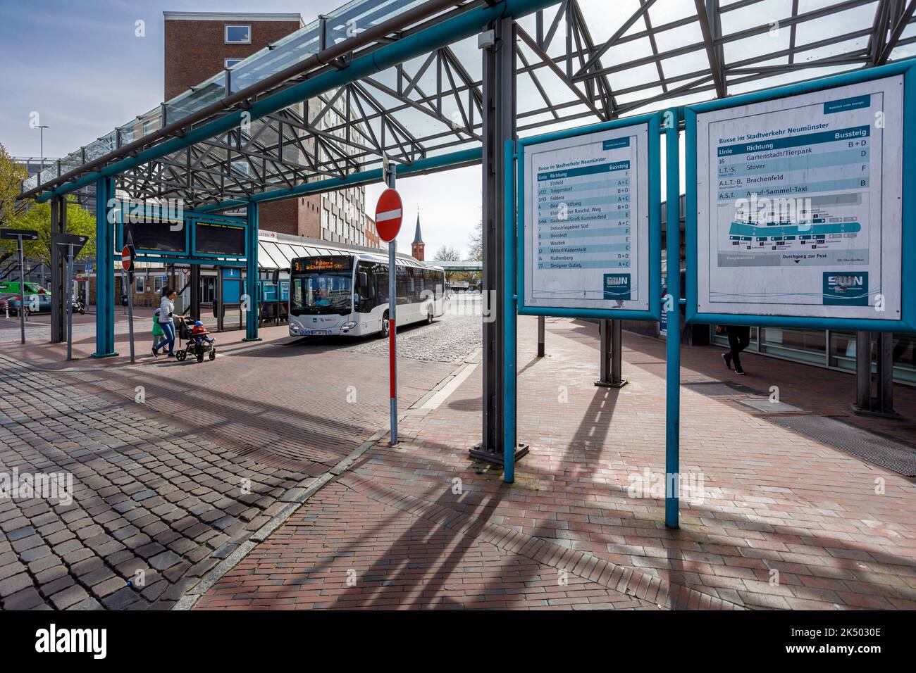 Zentraler Busbahnhof am Bahnhof Neumünster Stockfoto