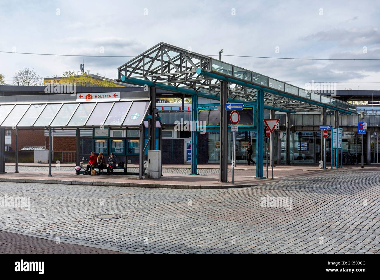 Zentraler Busbahnhof am Bahnhof Neumünster Stockfoto