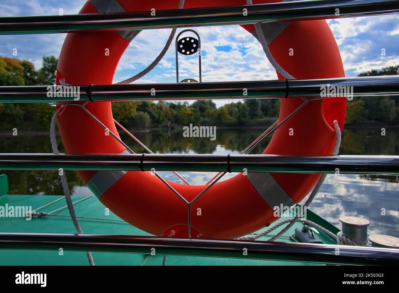 Rettungsweste auf dem Zaun des Schiffes während der Fahrt auf dem Fluss Stockfoto