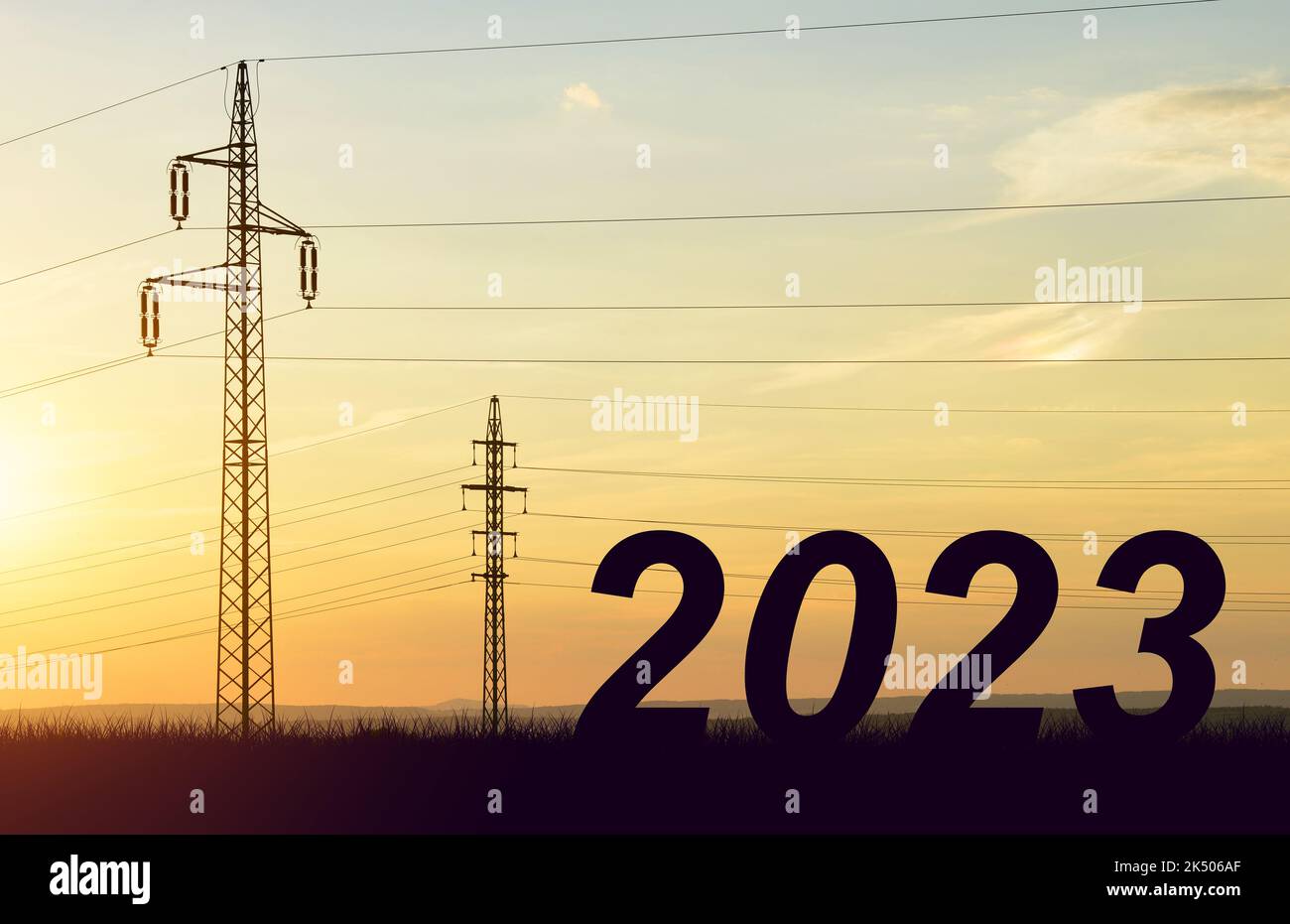 Die Zahl 2023 mit elektrischen Pylonen bei Sonnenuntergang. Konzept der hohen Preis für Strom oder Frohes neues Jahr. Stockfoto