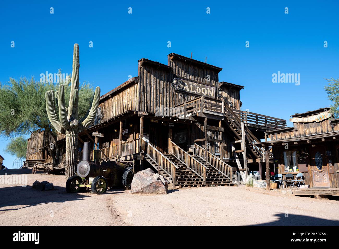 Der Mammoth Saloon befindet sich am Fuße der Superstition Mountains in der Geisterstadt Goldfield Stockfoto