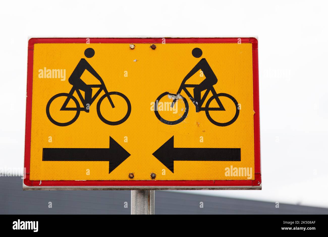 Seltsames und ziemlich lustiges Schild auf einem Radweg in Finnland Stockfoto