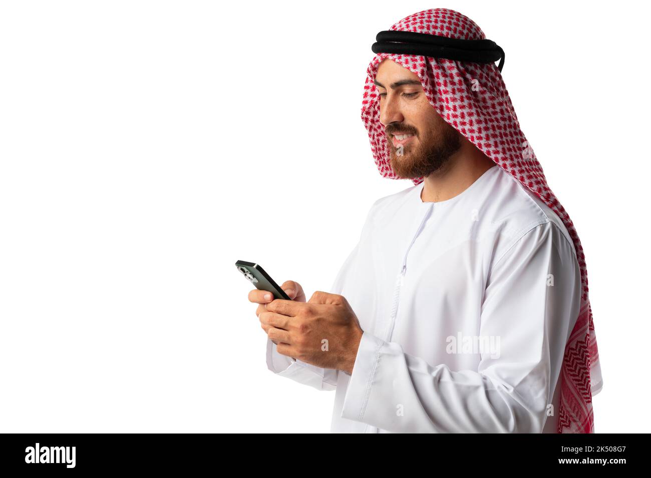 Junge arabische Geschäftsmann mit Smartphone isoliert auf weißem Hintergrund Stockfoto