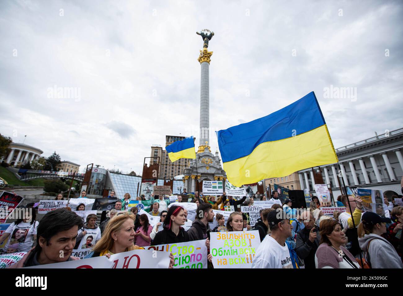 Kiew, Ukraine. 01. Oktober 2022. Verwandte ukrainischer Kriegsgefangener nehmen an einer Kundgebung Teil, in der sie um eine beschleunigte Freilassung aus russischer Gefangenschaft auf dem Unabhängigkeitsplatz in Kiew forderten. (Foto von Oleksii Chumachenko/SOPA Images/Sipa USA) Quelle: SIPA USA/Alamy Live News Stockfoto