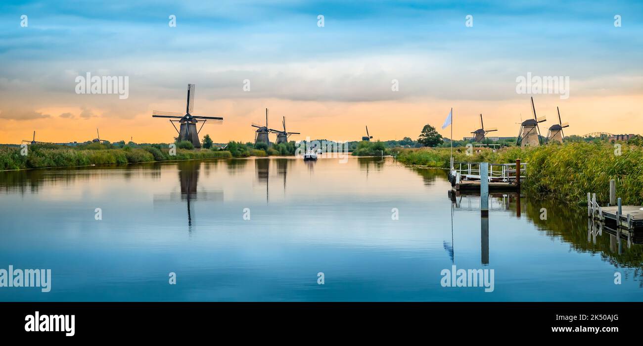 Panoramalandschaft mit historischen Windmühlen, Kinderdijk, Niederlande. Stockfoto