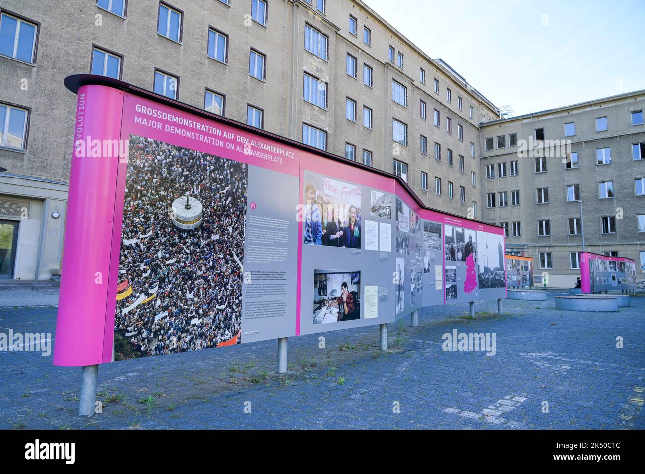 Open-Air-Ausstellung Revolution und Mauerfall, Stasi-Museum, Normannenstraße, Lichtenberg, Berlin, Deutschland Stockfoto