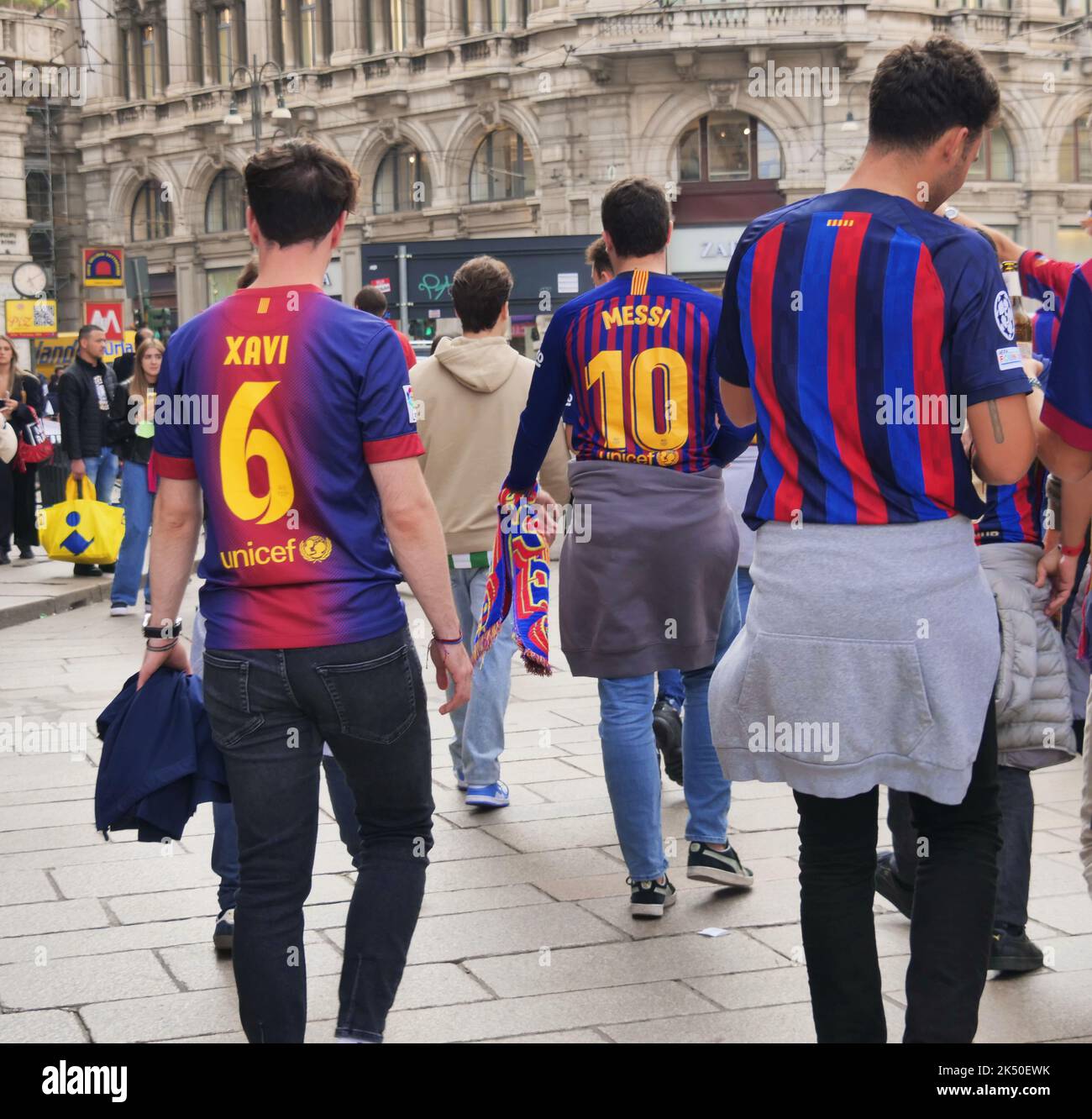 Barcelona-Fußballfans auf der Piazza Duomo Mailand vor dem Champions-Cup-Spiel gegen Inter Mailand Stockfoto