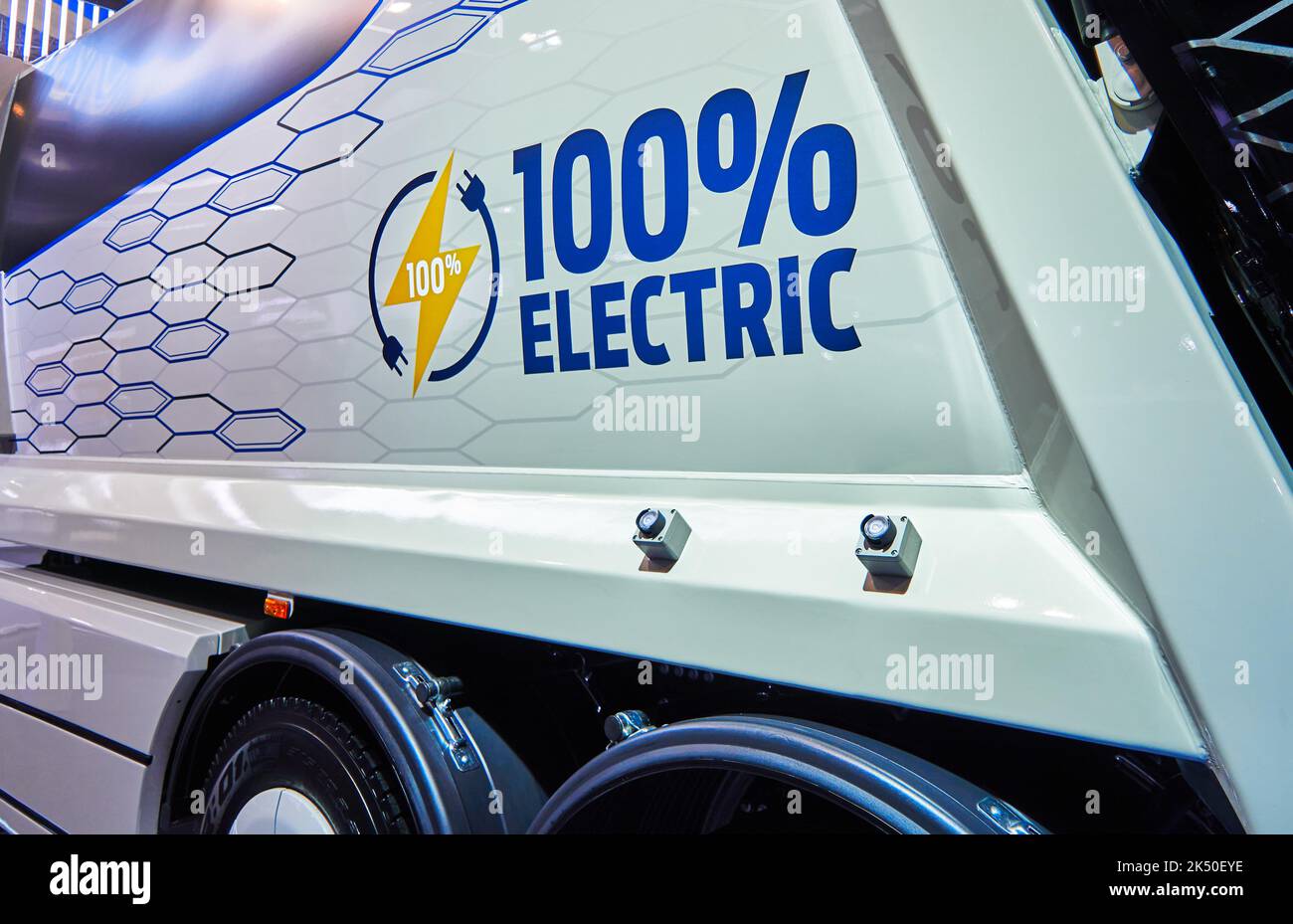 Logo und Schriftzug auf einem LKW mit vollelektrischem Antrieb auf Wasserstoffbasis in Hannover, 24. September 2022 Stockfoto