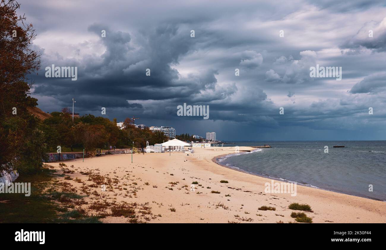 Foto der Küste des Schwarzen Meeres mit Gewitterwolken bei Odessa Ukraine Stockfoto