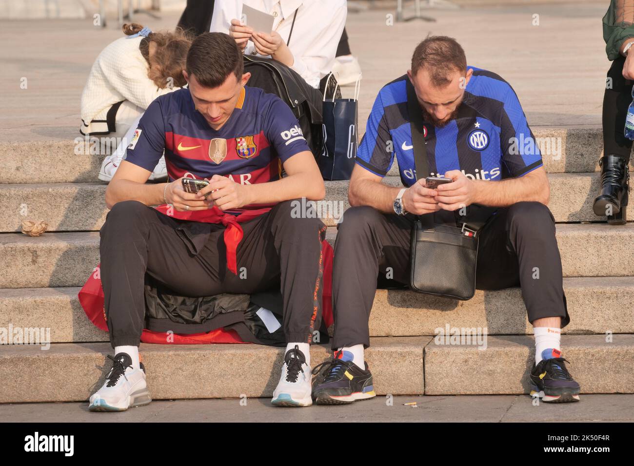 Barcelona-Fußballfans auf der Piazza Duomo Mailand vor dem Champions-Cup-Spiel gegen Inter Mailand Stockfoto