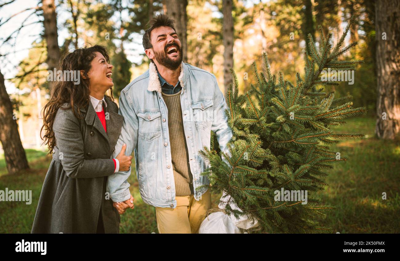 Brautpaar mit einem Baum auf dem Weihnachtsmarkt Stockfoto