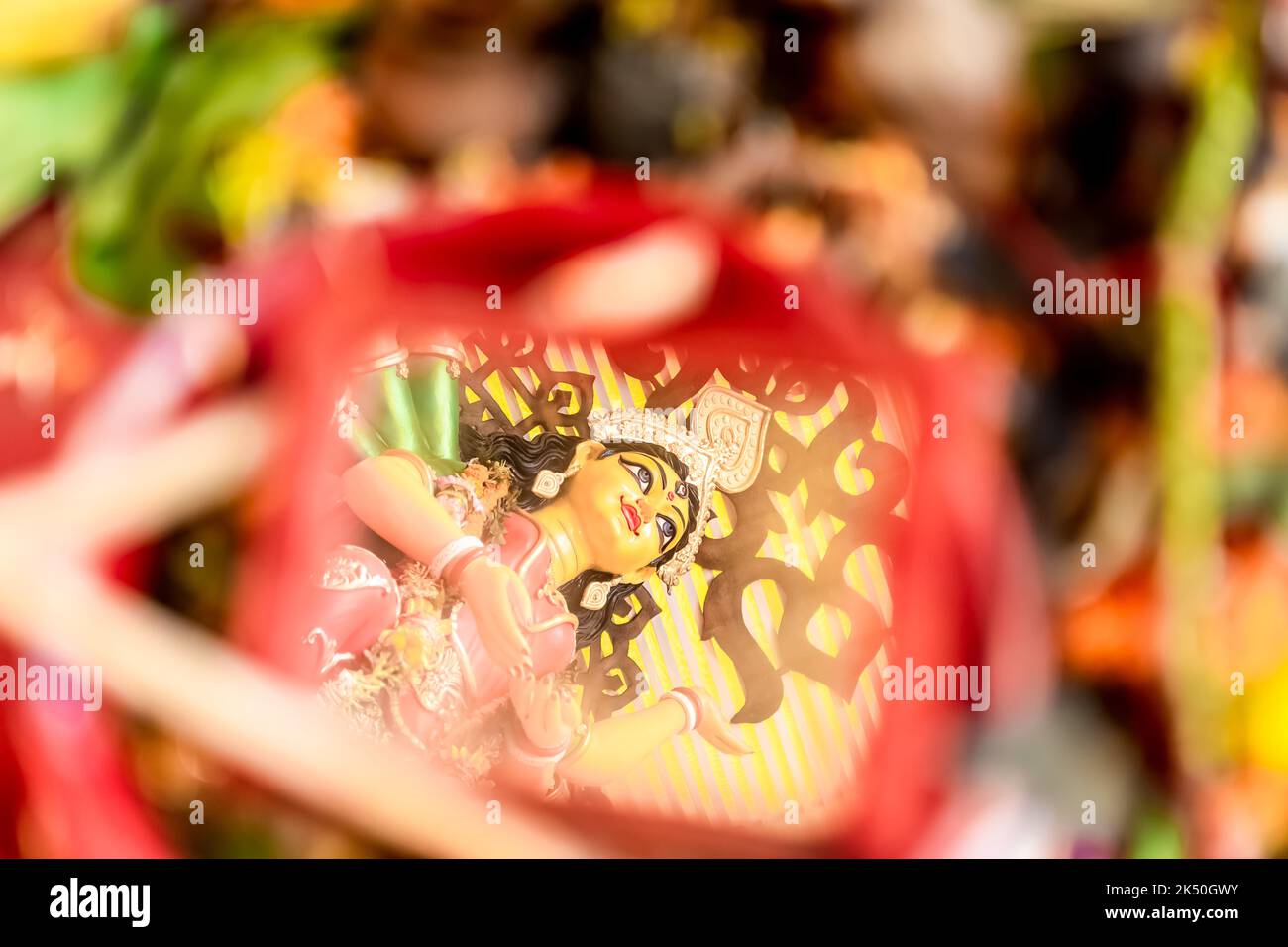Durgapuja Dashami puja und Darpan Visarjan (ein Ritual, bei dem das Bild der Göttin in einem Spiegel festgehalten wird, der in einer Schüssel voller Wasser platziert ist Stockfoto