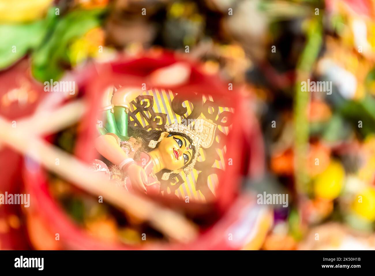 Durgapuja Dashami puja und Darpan Visarjan (ein Ritual, bei dem das Bild der Göttin in einem Spiegel festgehalten wird, der in einer Schüssel voller Wasser platziert ist Stockfoto