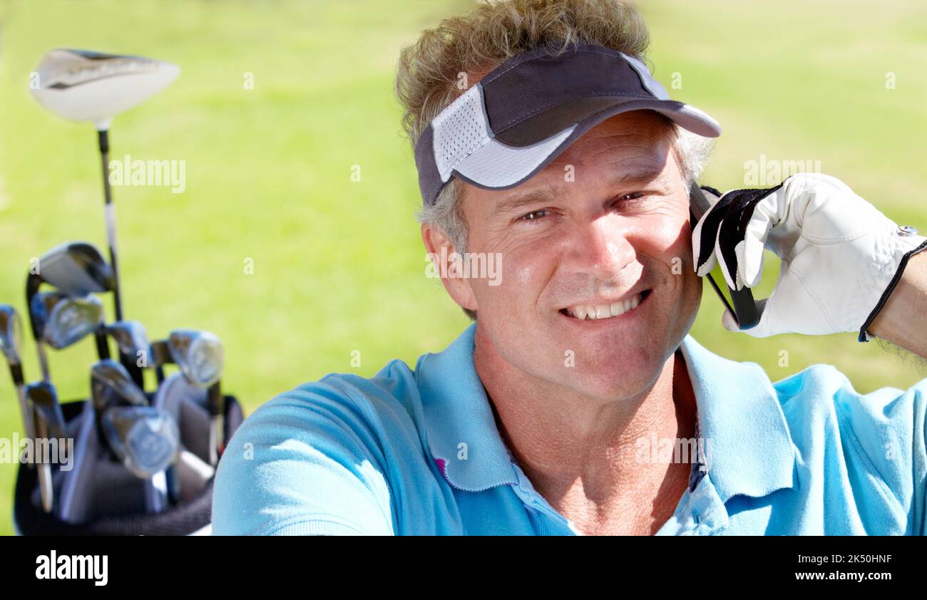 Ich bin auf dem letzten Loch Honig. Ein reifer Golfer, der am Telefon spricht. Stockfoto