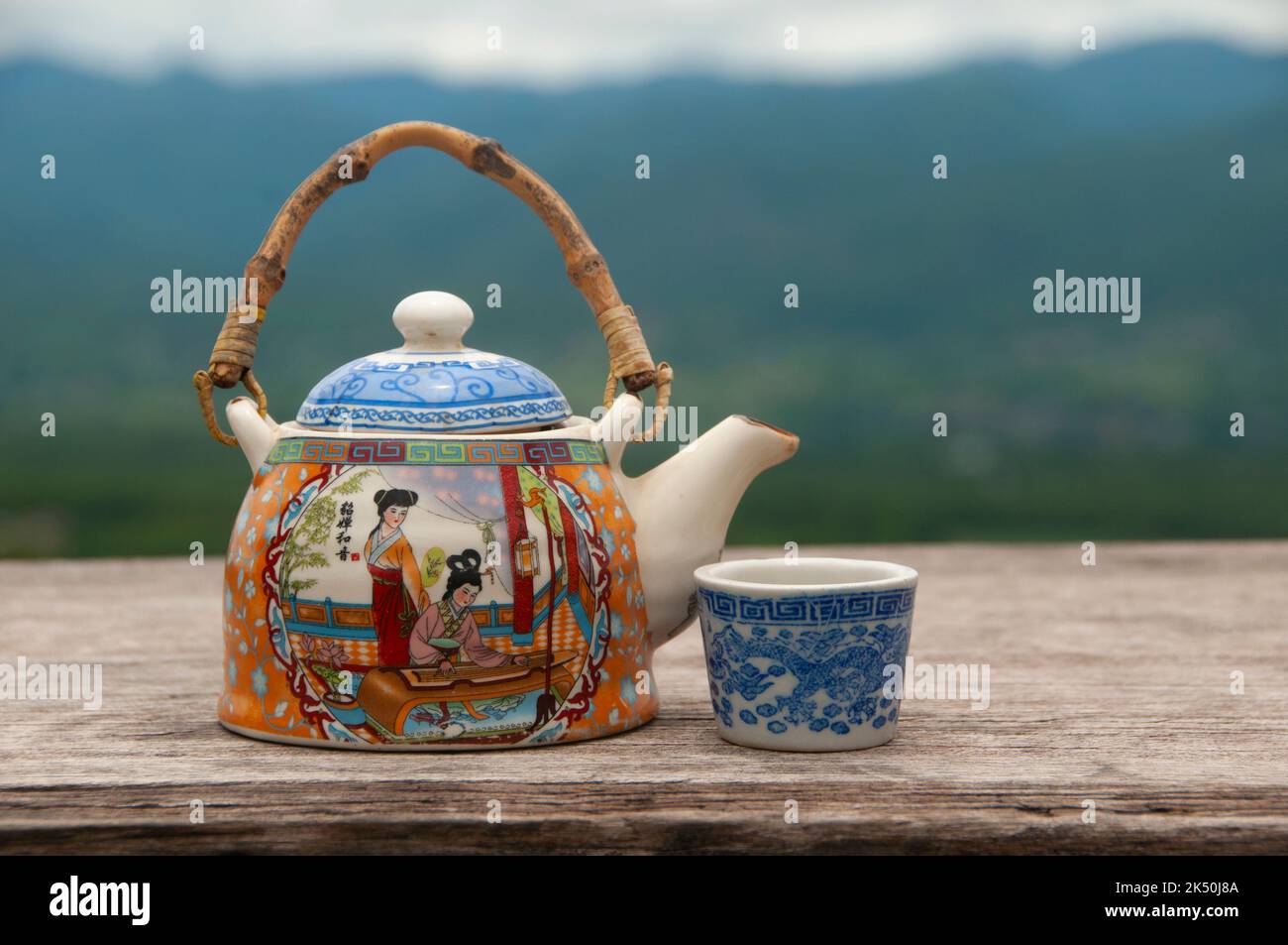 Thailand: Eine Kanne lokal angebauten chinesischen grünen Tee, Yun Lai Viewpoint, Pai, Nordthailand. Nach oraler Tradition wird Tee in China seit mehr als vier Jahrtausenden angebaut. Die frühesten schriftlichen Berichte über die Teeherstellung stammen jedoch aus der Zeit um 350 n. Chr., als sie zum ersten Mal am kaiserlichen Hof zu einem Getränk wurde. Stockfoto
