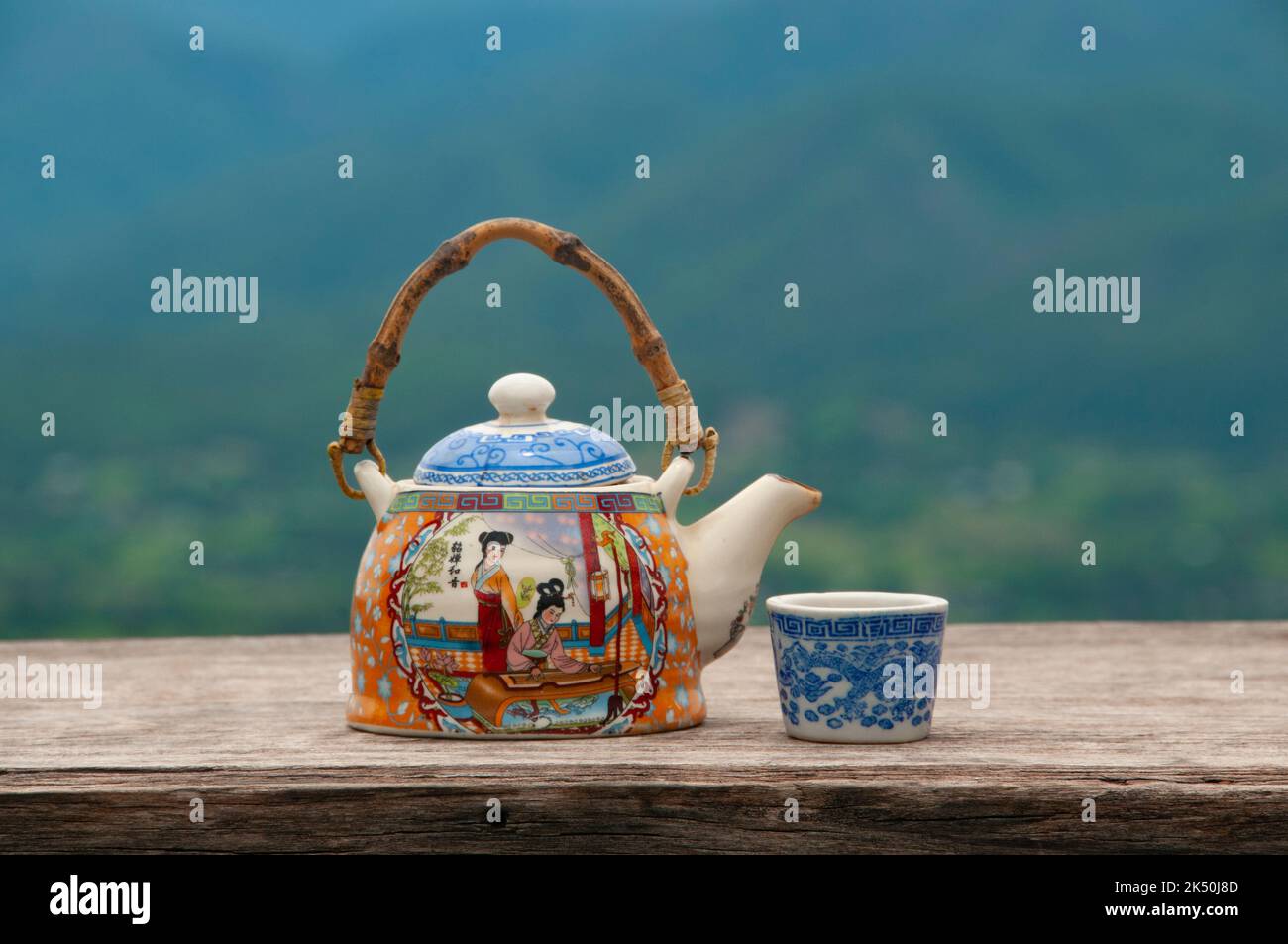 Thailand: Eine Kanne lokal angebauten chinesischen grünen Tee, Yun Lai Viewpoint, Pai, Nordthailand. Nach oraler Tradition wird Tee in China seit mehr als vier Jahrtausenden angebaut. Die frühesten schriftlichen Berichte über die Teeherstellung stammen jedoch aus der Zeit um 350 n. Chr., als sie zum ersten Mal am kaiserlichen Hof zu einem Getränk wurde. Stockfoto