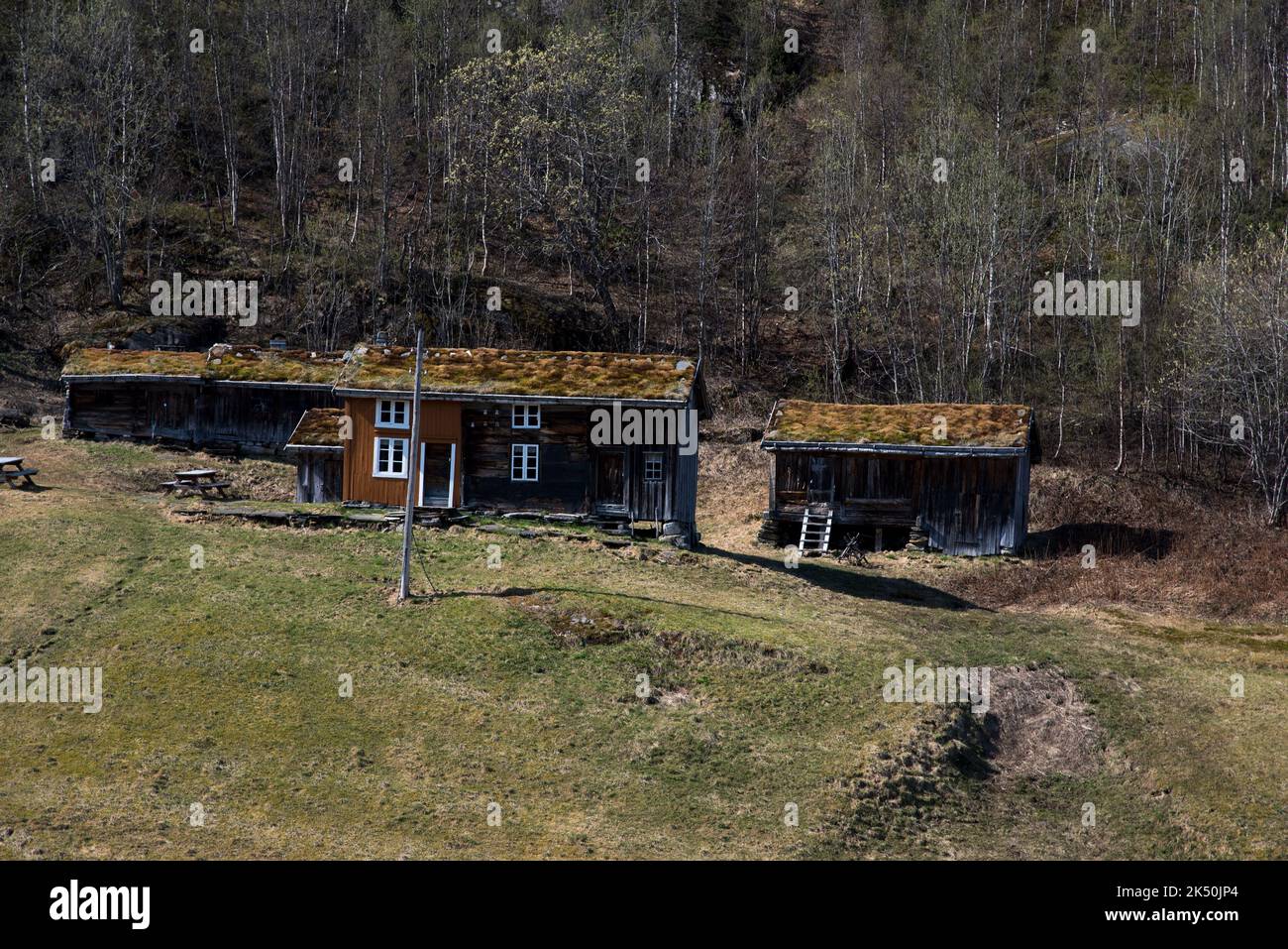 Historischer Bauernhof Kjelvik in der Gemeinde Sørfold in der Nordland Provinz in Norwegen im Frühjahr. Stockfoto