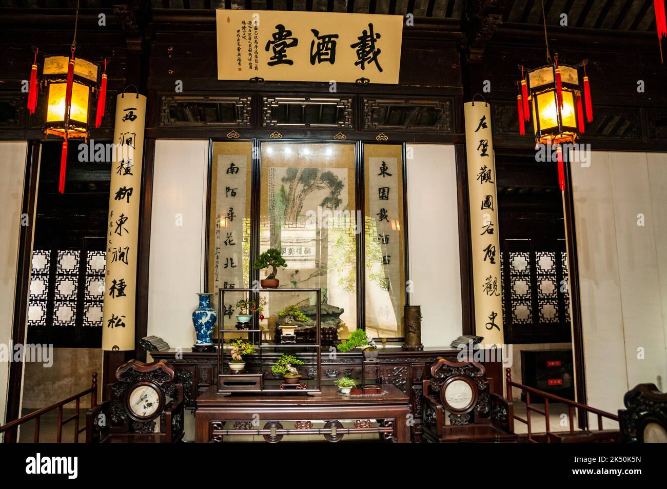 Die Halle der Weinkaribe, die der Besitzer für Zeremonien oder den Empfang von Gästen im Garten des Paares, Suzhou, Provinz Jiangsu, China, verwendet. Stockfoto