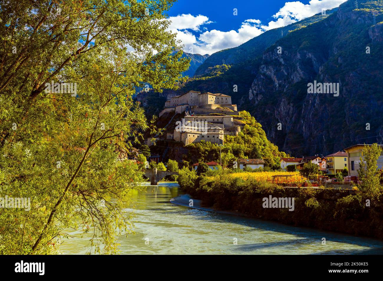 Fort Bard in einer imposanten Lage über der Schlucht und dem Dora Baltea Fluss. Und mit einer Geschichte, die bis ins 4. Jahrhundert zurückreicht. Die aktuelle Stockfoto