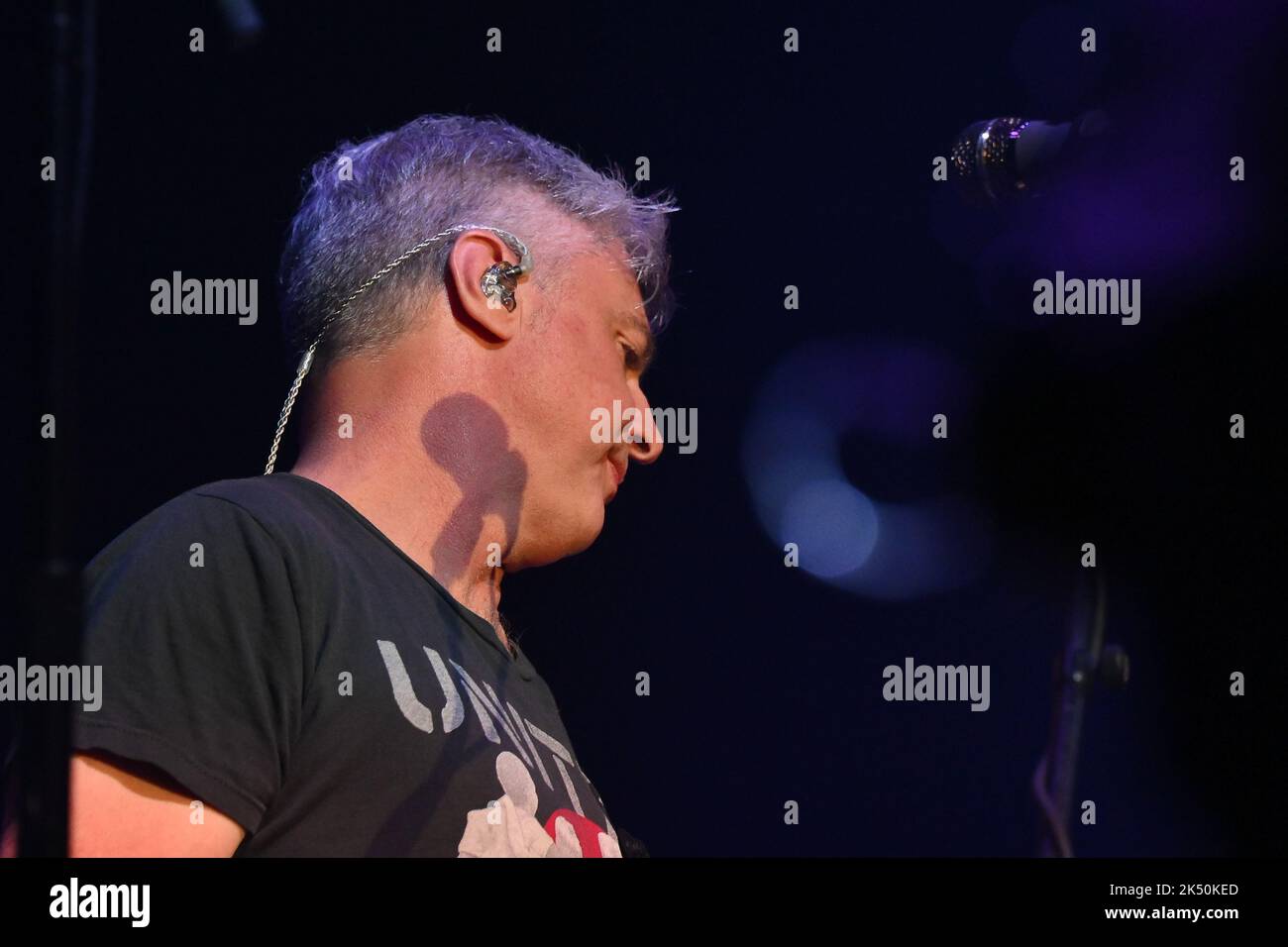 Millard ist während der Concert of Counting Crows the Butter Miracle Tour am 4. Oktober 2022 im Auditorium Parco della Musica in Rom, Italien, tätig. Stockfoto