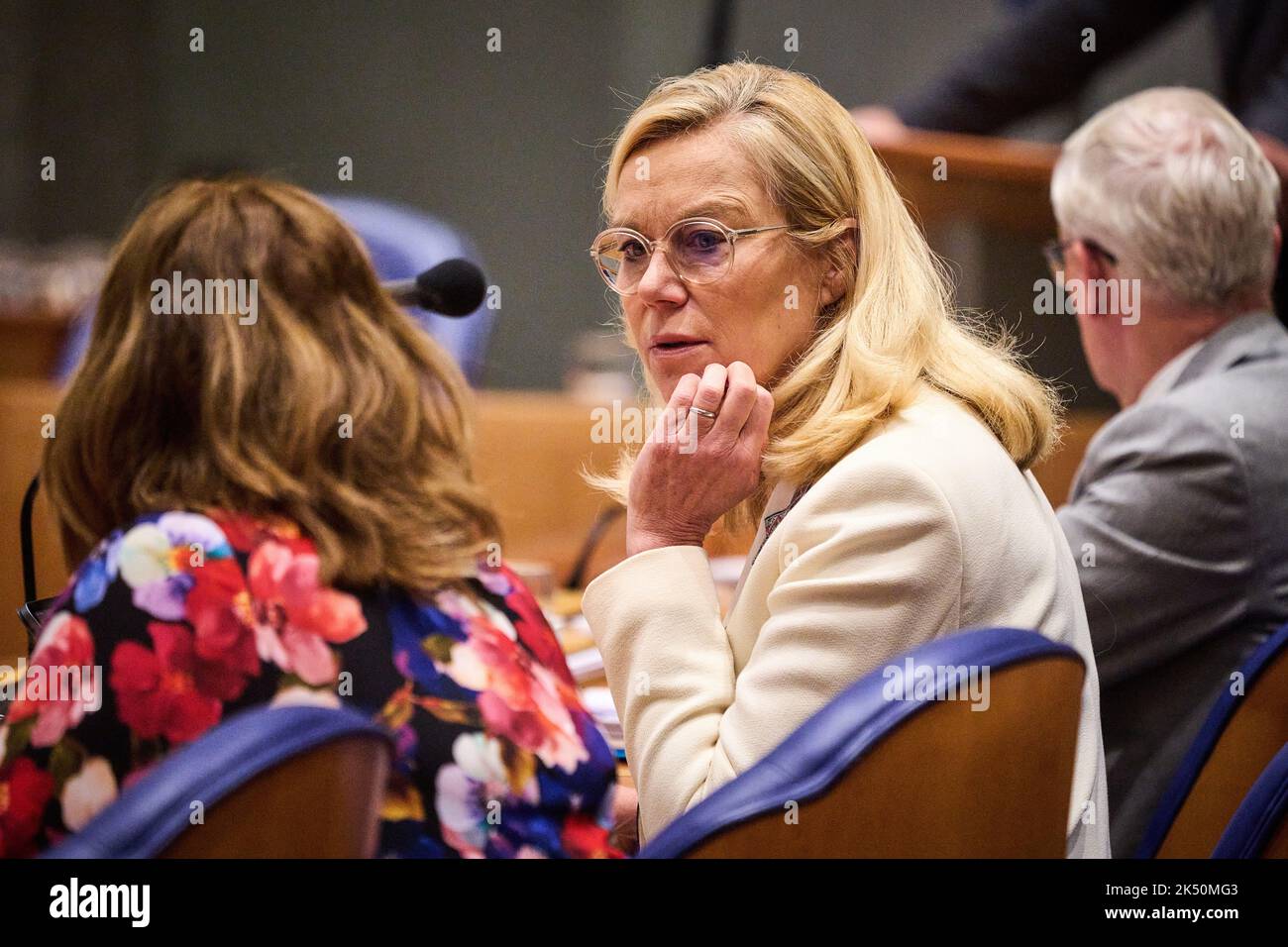 2022-10-05 10:28:28 DEN HAAG - Aukje de Vries, Staatssekretärin für Leistungen und Zoll, Sigrid Kaag, Finanzministerin (D66) und Marnix van Rij, Staatssekretärin für Steuern am ersten Tag der Allgemeinen Finanzreflektionen. Das Parlament diskutiert über die finanziellen Aspekte des nationalen Haushalts, die am Haushaltstag vorgestellt wurden. ANP PHIL NIJHUIS niederlande Out - belgien Out Stockfoto