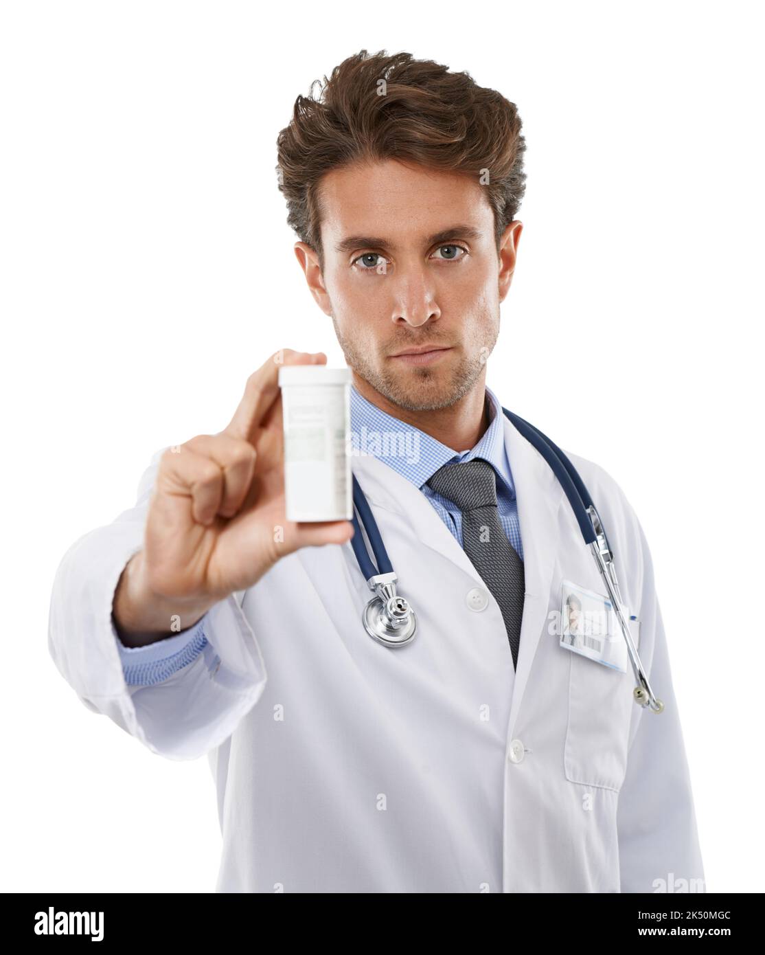 Nehmen Sie eine pro Tag ohne Ausnahme. Studioaufnahme eines ernsthaft aussehenden jungen Arztes, der eine Pillenflasche vor die Kamera hält. Stockfoto