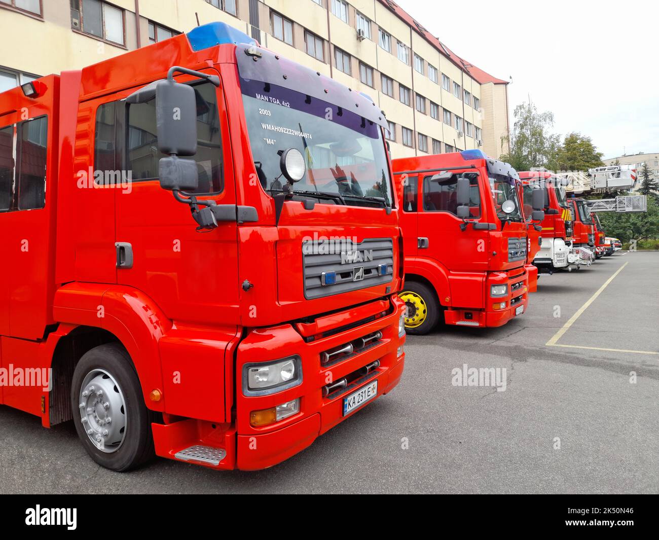 Kiew, Ukraine - 17. September 2022: Die Rotfeuerfahrzeuge sind in vollem Alarmbereitschaft. Feuerwehr und Spezialausrüstung des Unternehmens. Ministerium für Emergenc Stockfoto