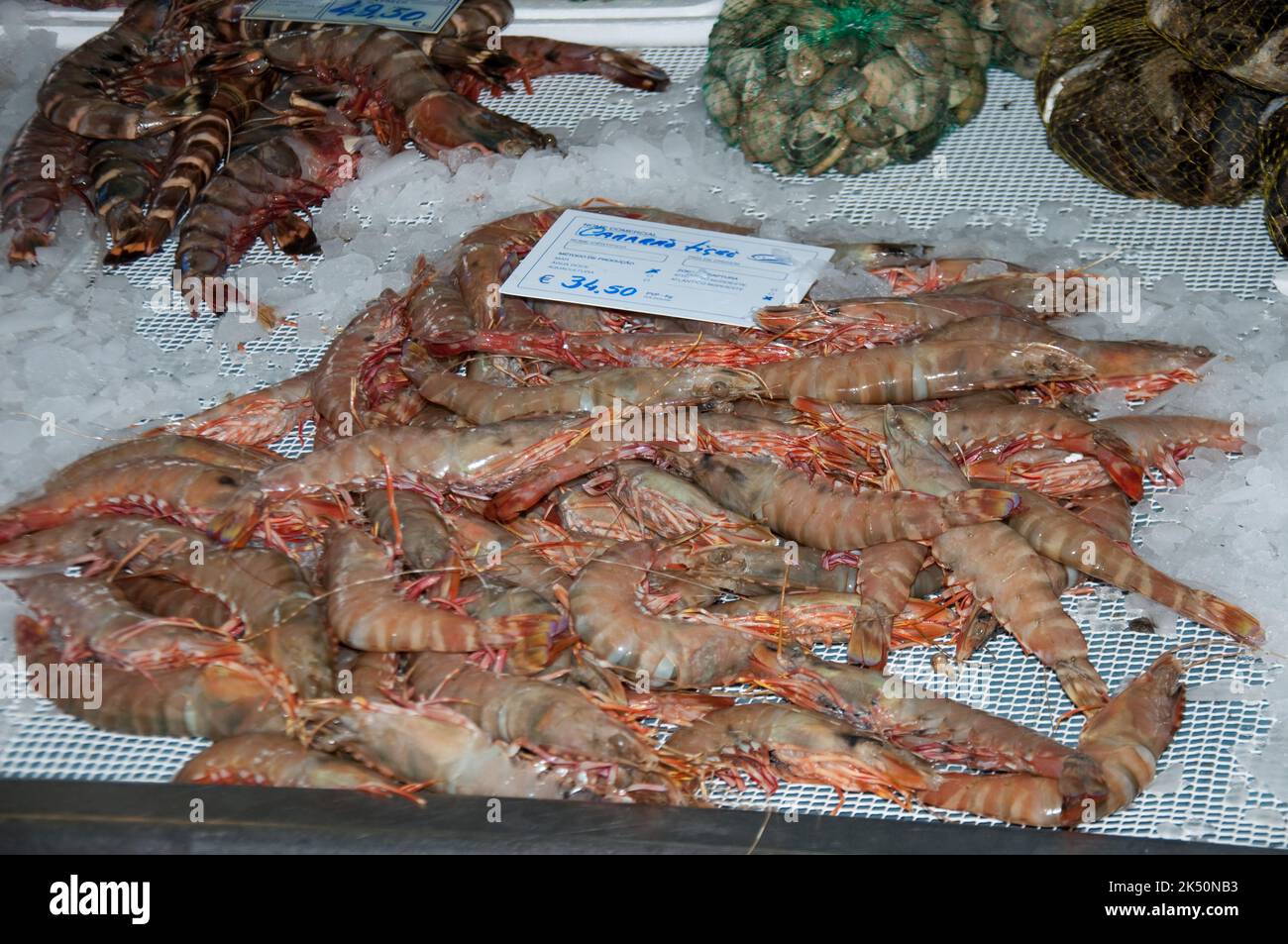 Garnelen und andere Muscheln, Fischstand, Cascais Municipal Market, Cascais, Portugal; Muscheln; Miesmuscheln; Nahrung; Ernährung; Eiweiß Stockfoto