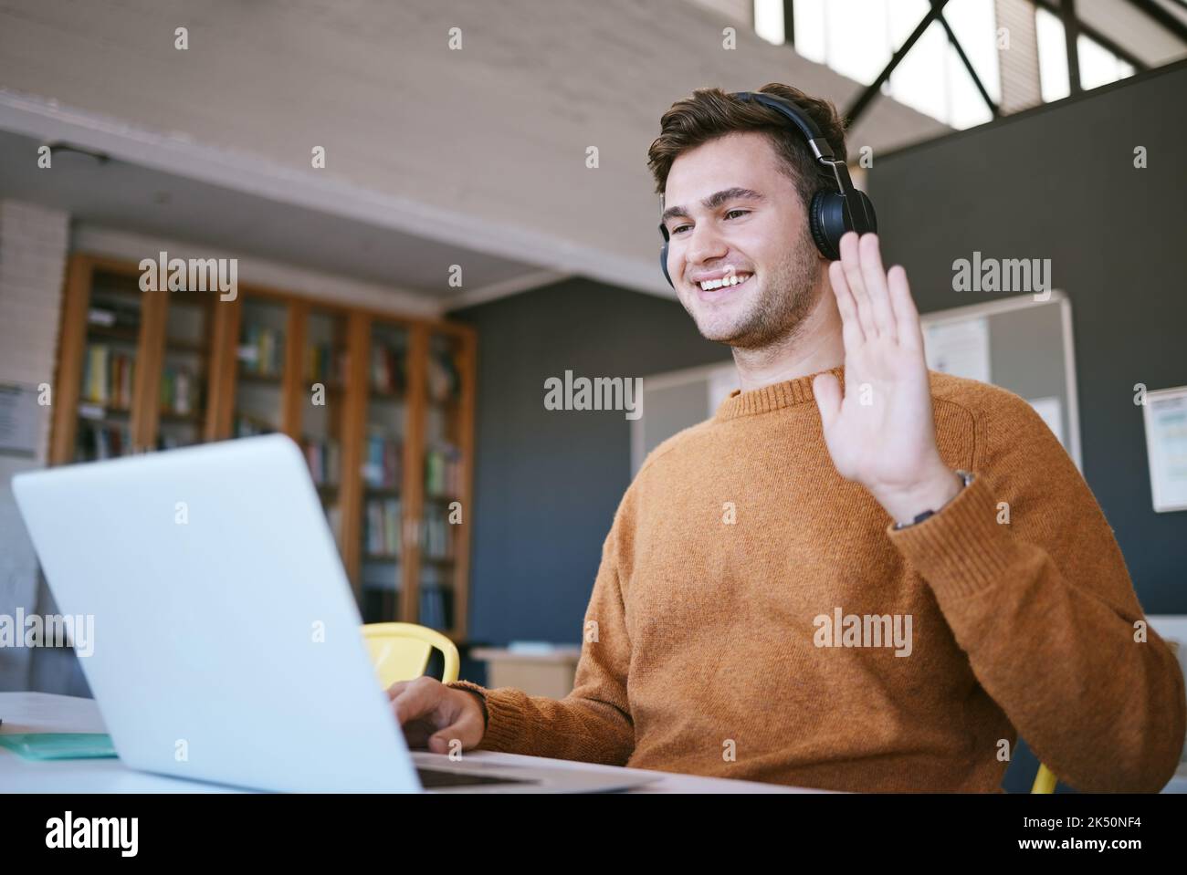 E-Learning, Videoanruf und Schüler mit Laptop im Online-Kurs begrüßen Lernen, Universität und Bildung. Junger College-Mann in einem digitalen e Stockfoto