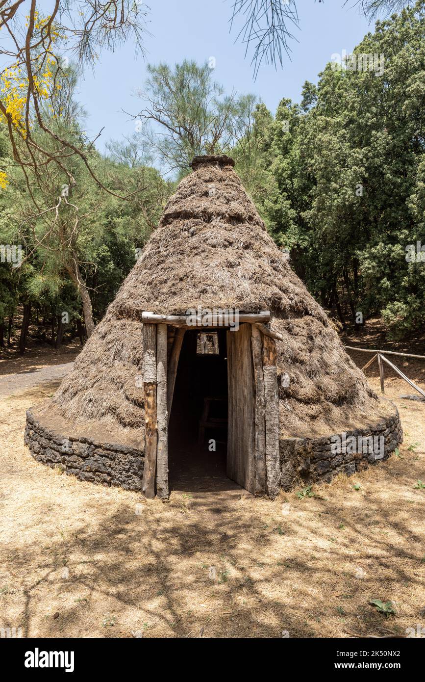 Eine pagghiaru oder konische reetgedeckte Hütte, die von Hirten und Kohleverbrennern verwendet wird, in den Wäldern an den Hängen des Ätna, Sizilien Stockfoto