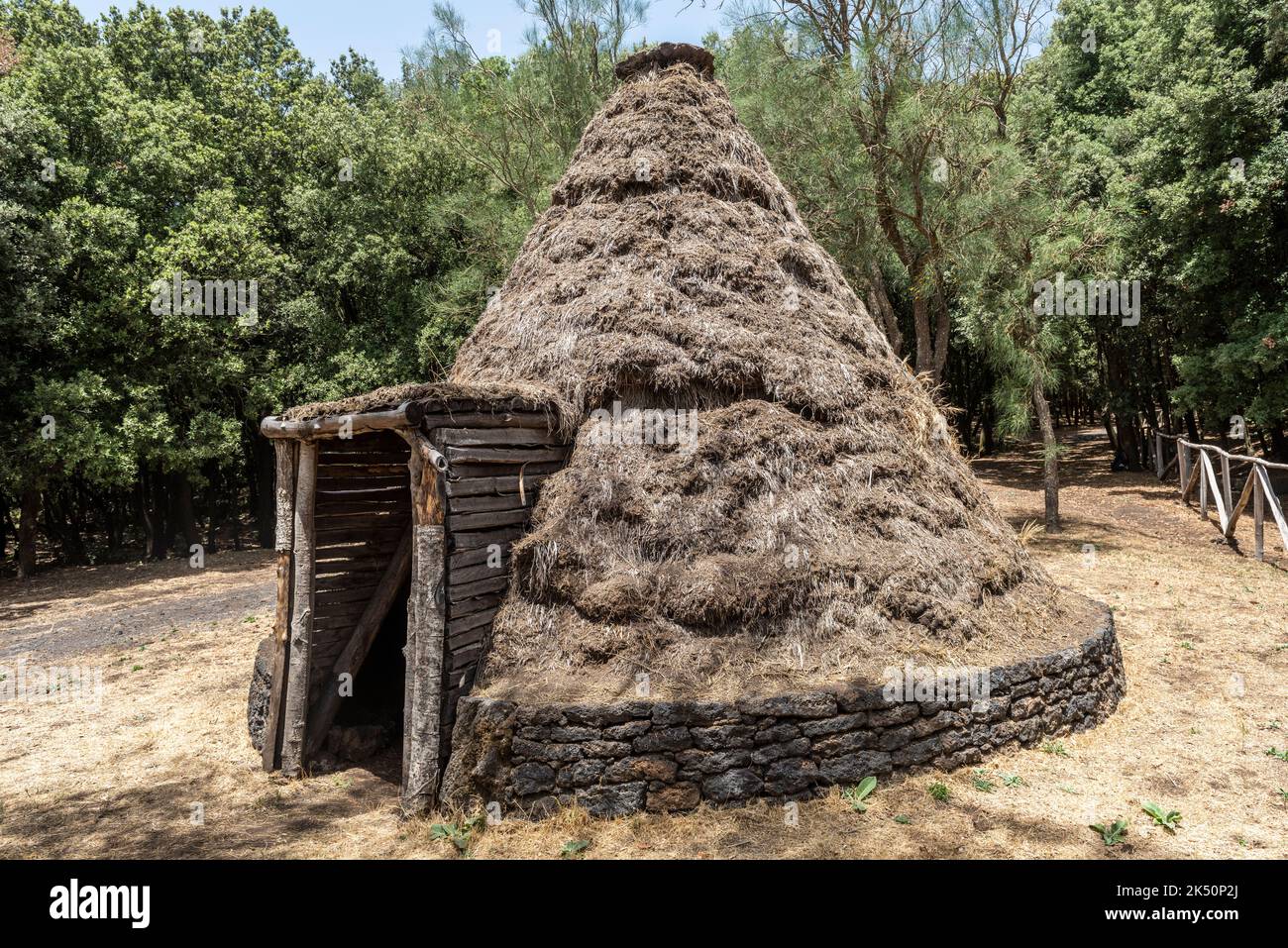 Eine pagghiaru oder konische reetgedeckte Hütte, die von Hirten und Kohleverbrennern verwendet wird, in den Wäldern an den Hängen des Ätna, Sizilien Stockfoto