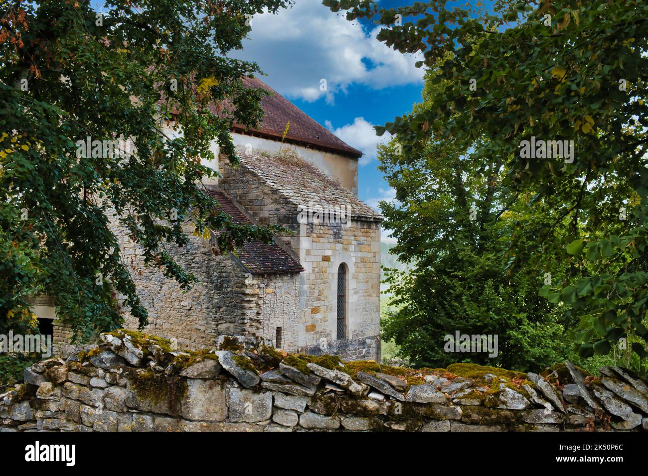 Die mittelalterliche Franziskanerkapelle de la Cordelle im Wald auf dem Hügel von Vézelay, Departement von Yonne, Morvan, Burgund, Frankreich Stockfoto