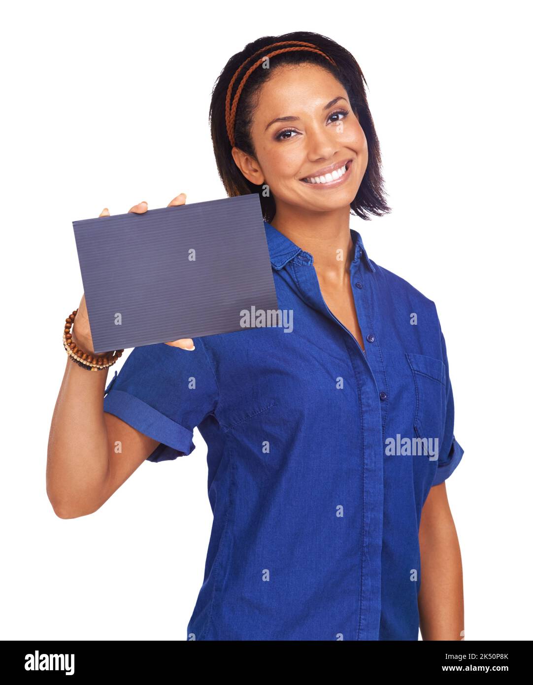 Der perfekte Platz für Ihre Kopie. Eine attraktive junge Frau mit einer schwarzen Karte für Ihren Copyspace. Stockfoto