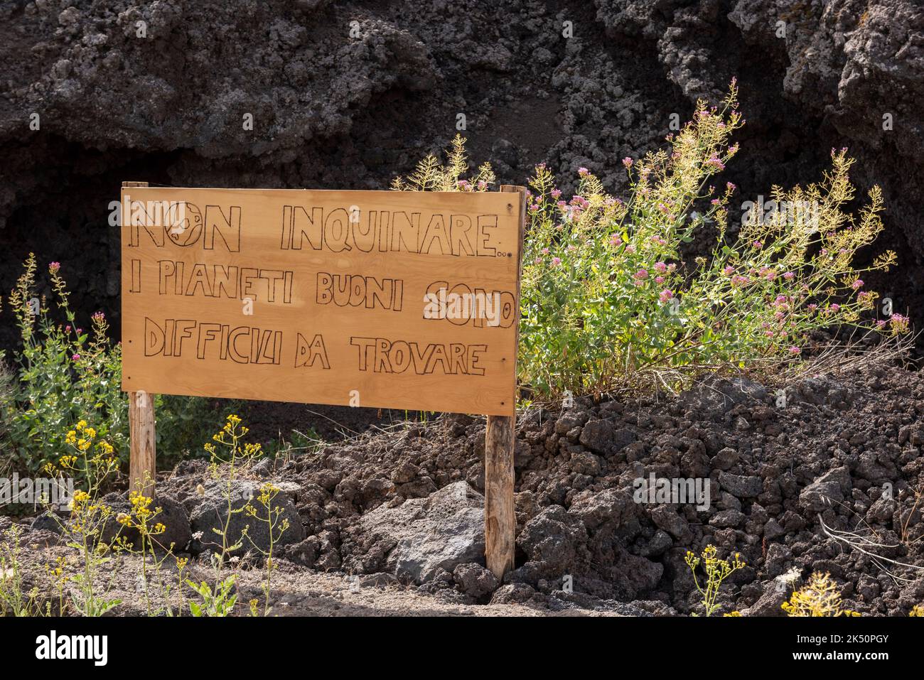 Auf dem Ätna in Sizilien steht ein Schild mit der Aufschrift: „Nicht verschmutzen – gute Planeten sind schwer zu finden“. Die Vermüllung ist ein großes Problem auf dem sizilianischen Land Stockfoto